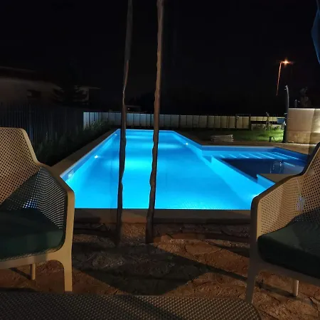 Mater - Luxuriously Equipped With A 15m Long Swimming Pool * Zrnovnica