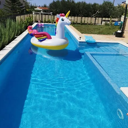 Mater - Luxuriously Equipped With A 15m Long Swimming Pool Zrnovnica