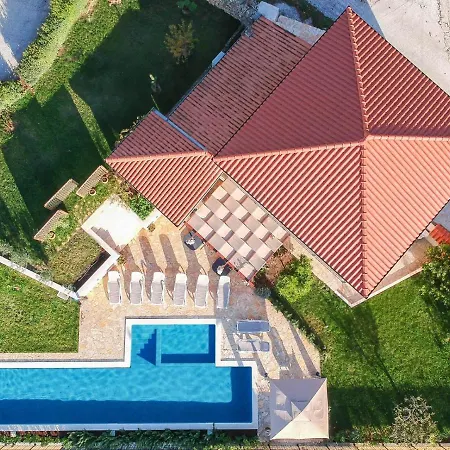 Villa Mater - Luxuriously Equipped With A 15m Long Swimming Pool Zrnovnica
