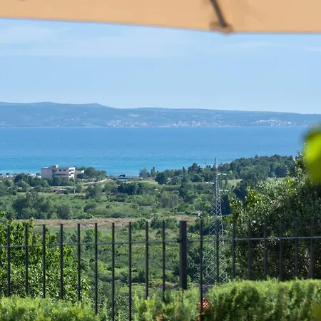 Mater - Luxuriously Equipped With A 15m Long Swimming Pool