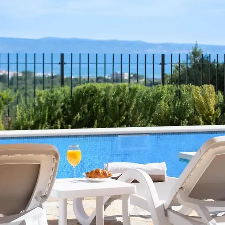 Mater - Luxuriously Equipped With A 15m Long Swimming Pool Villa Zrnovnica
