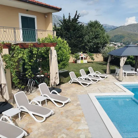 Villa Mater - Luxuriously Equipped With A 15m Long Swimming Pool Žrnovnica