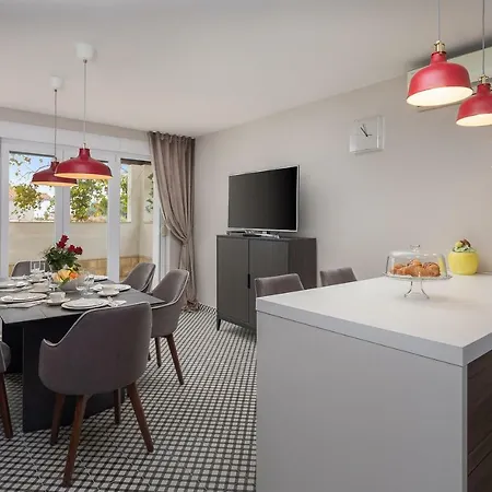 Mater - Luxuriously Equipped With A 15m Long Swimming Pool Villa Zrnovnica