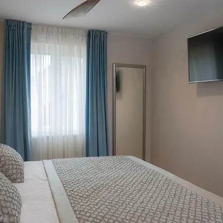 Mater - Luxuriously Equipped With A 15m Long Swimming Pool Villa Zrnovnica
