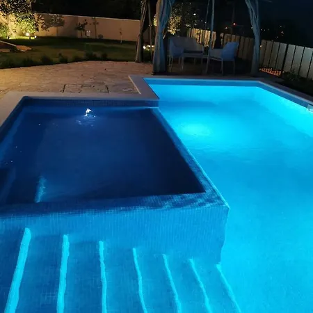 Mater - Luxuriously Equipped With A 15m Long Swimming Pool Villa *